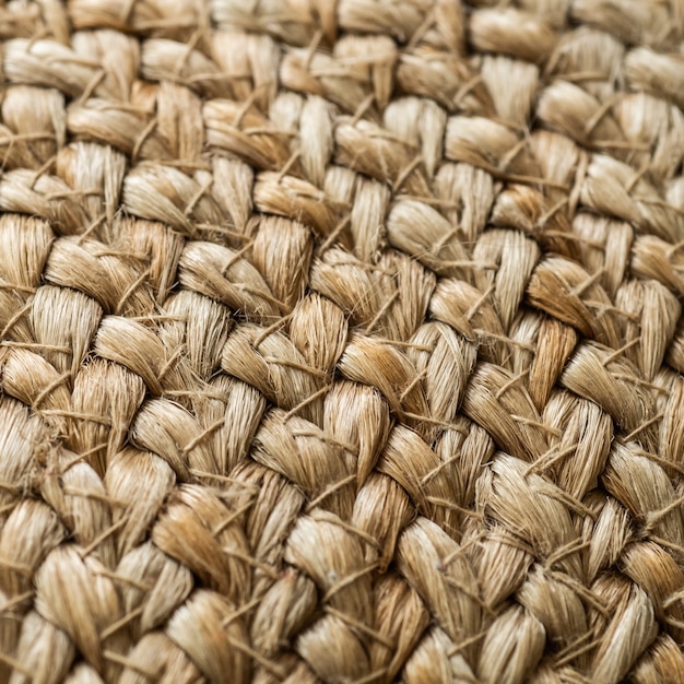 Fond entrecroisé avec des basiques de paille, sac avec de la paille, fait main, artisanat. Texture de sacs de paille peints se bouchent.