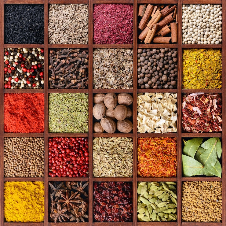 Photo fond d'épices. assortiment d'épices et d'assaisonnements dans une boîte en bois carrée avec vue de dessus de nombreux compartiments.