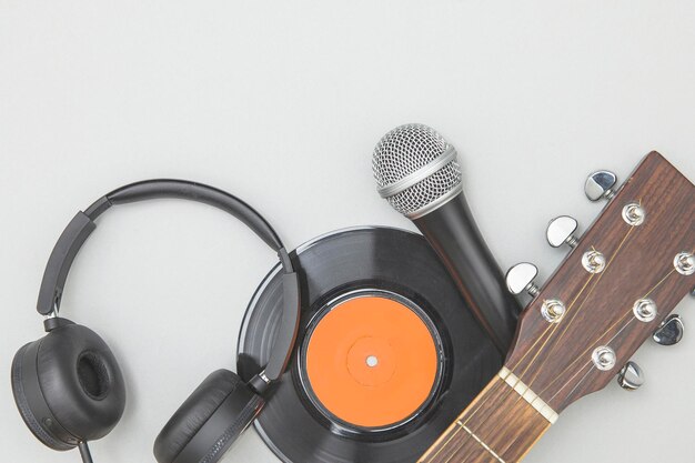 Fond d'équipement musical avec microphone et guitare pour disque vinyle