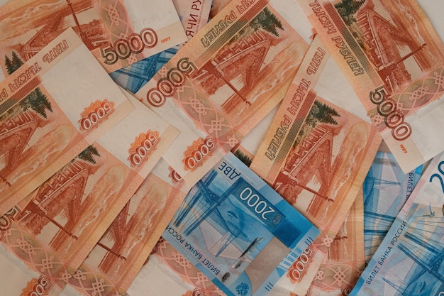 Le fond est fait de papier roubles Billets 2000 5000 roubles