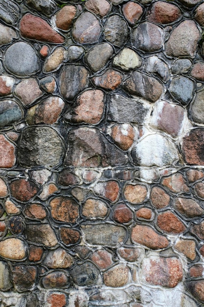 Le fond est un vieux mur de pierre fait de pavés