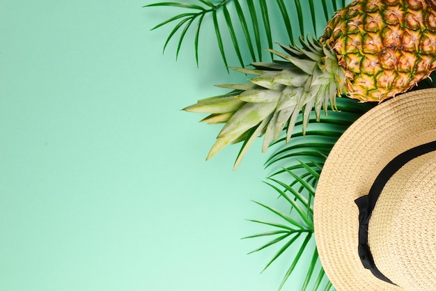 Fond d'été avec chapeau et ananas