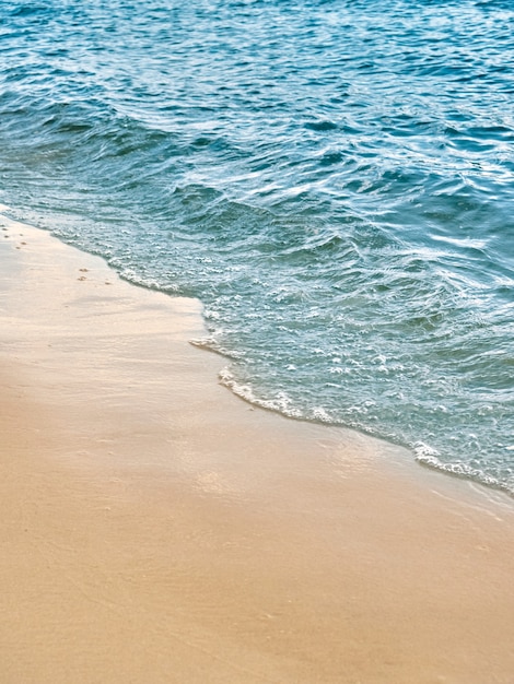 Fond d'été d'eau de mer de sable de plage.