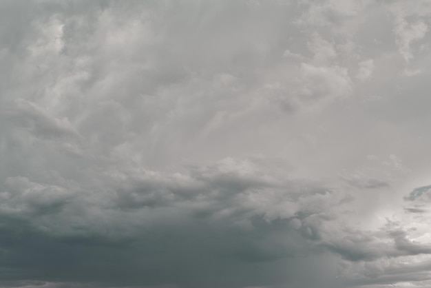 Photo fond d'été. nuages sombres, nuages avant un orage.