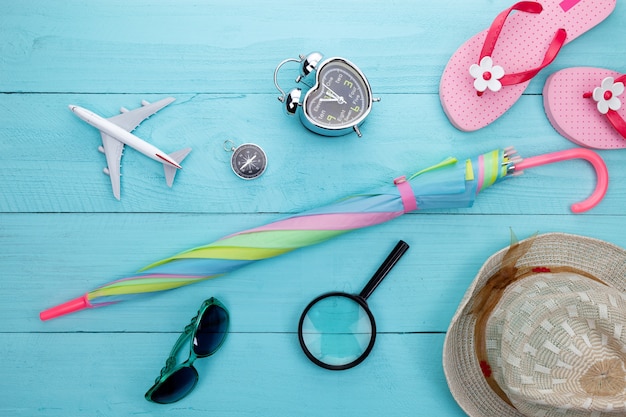 Fond de l&#39;été des objets d&#39;été et des accessoires pour les vacances sur planche de bois