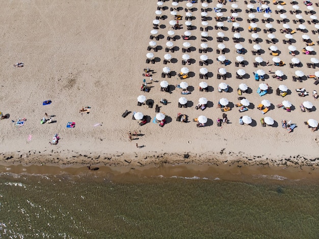 Fond d'été Parasols transats sur la plage de sable drone vue aérienne d'en haut Sunny Beach en Bulgarie Vacances d'été en Europe pendant la quarantaine