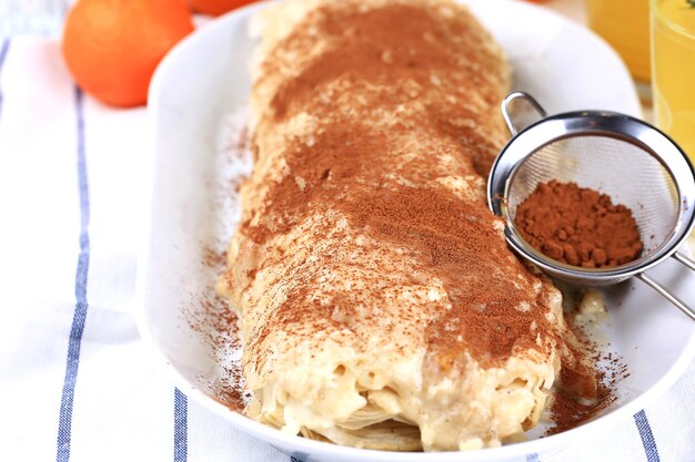 Fond d'été rustique de table de cuisine de gâteau fait maison blanc