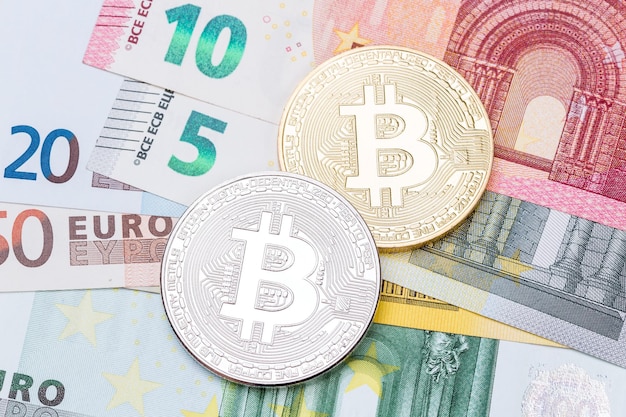 Fond d'euros et de dollar recouvert de macro shot bitcoin d'or et d'argent