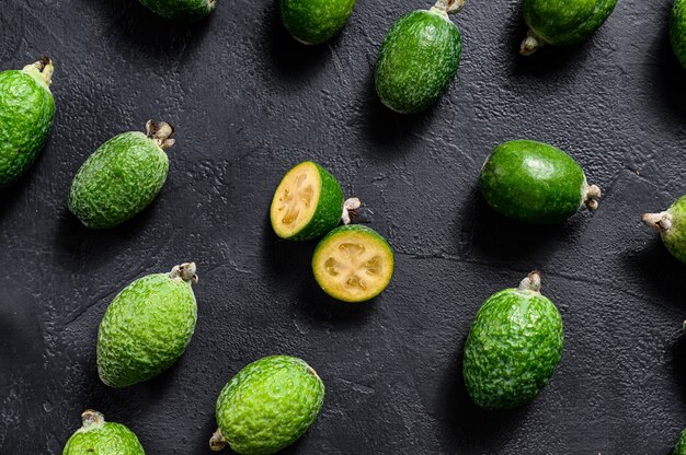 Fond de feijoa vert. Fond noir. Vue de dessus.