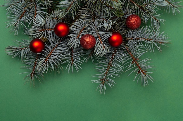 Fond festif de branches d'arbres de Noël avec des boules rouges Espace négatif pour le texte