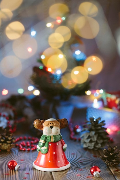 Fond Festif De Noël Avec Un Cerf Jouet Habillé En Arbre De Noël Du Père Noël Décoré De De