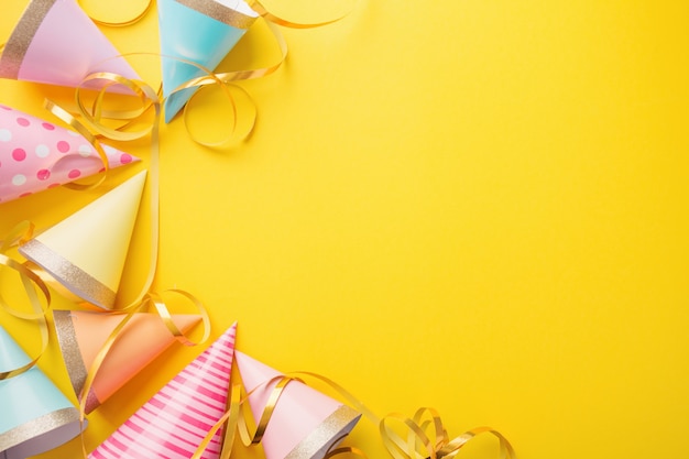 Fond de fête d'anniversaire sur jaune