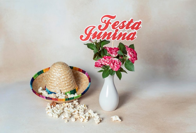 Fond de fête Festa Junina avec chapeau de paille de pop-corn et fleurs festival brésilien de récolte d'été