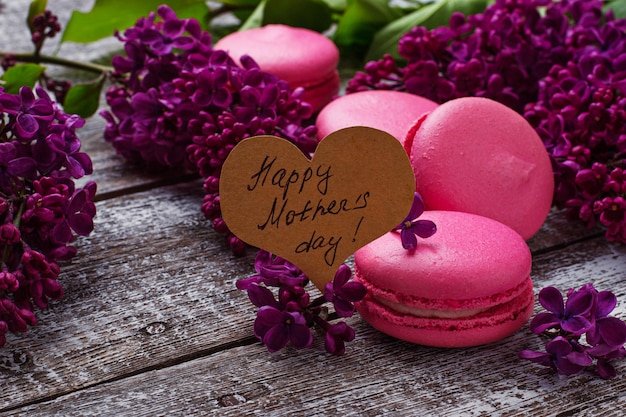 Fond de fête des mères avec des macarons et des lilas