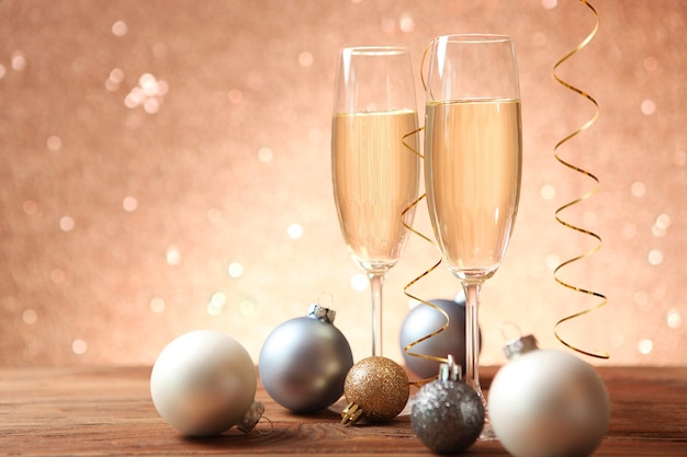 Fond de fête de Noël avec du champagne dans des verres