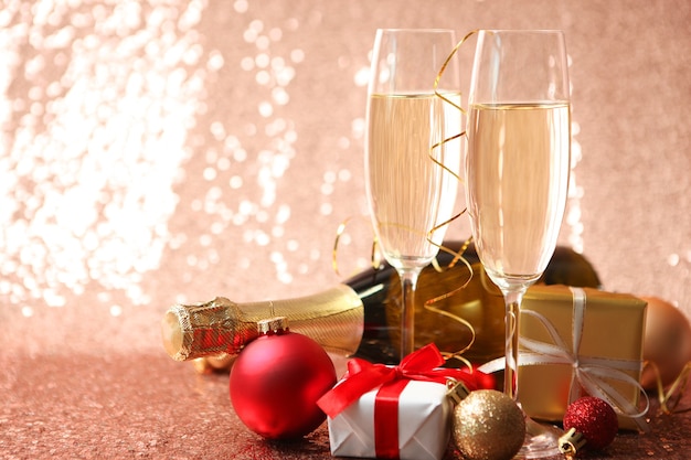 Fond de fête de Noël avec du champagne dans des verres