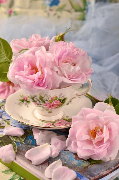 Photo fond de la fête de la saint-valentin rose bleu vert nature morte avec des roses et une coupe