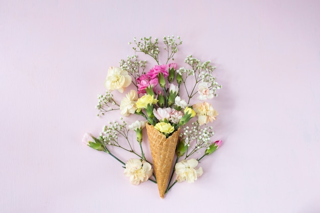 Photo fond de fête: sur une table en galette rose et un bouquet de fleurs à l'intérieur