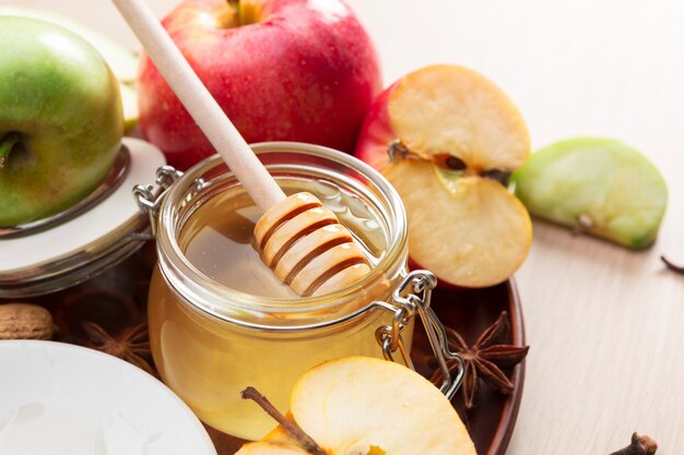 Fond de fêtes juives de Rosh Hashana avec du miel et des pommes
