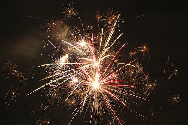 Fond de feux d&#39;artifice réalistes