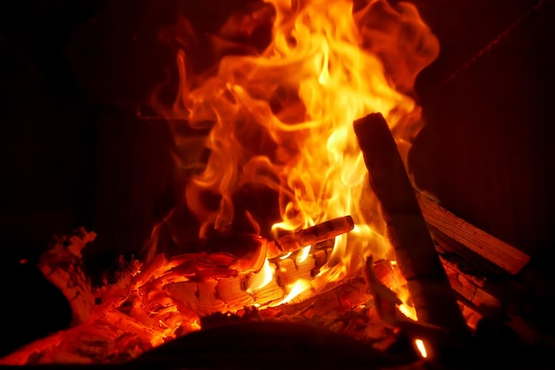 Fond avec une flamme brûlante dans la cheminée