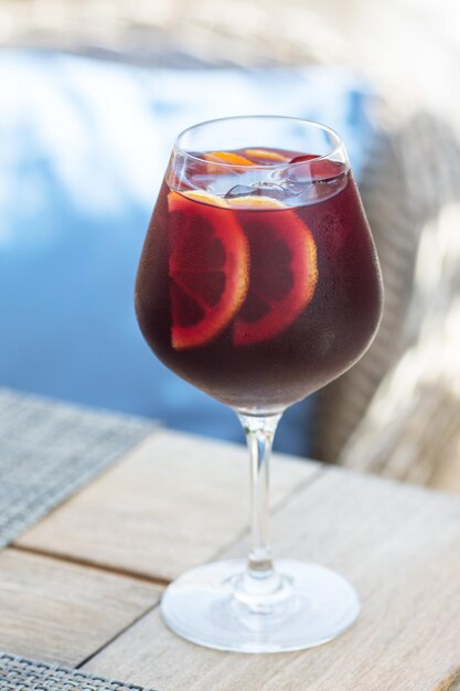 Photo fond de fleurs et jus rouge avec cocktail d'agrumes frais ou thé glacé