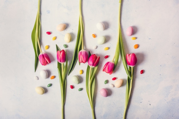 Fond floral de Pâques avec des tulipes et des œufs, Pâques et printemps Soncept, mise en page créative