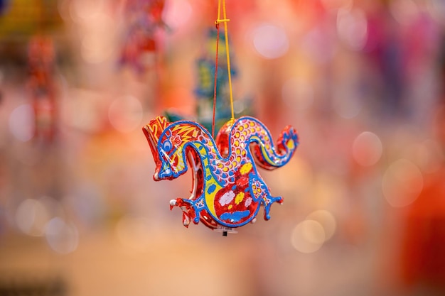 Fond flou belle lanterne Lanternes colorées décorées accrochées sur un stand dans les rues de Ho Chi Minh Ville Vietnam pendant le festival de la mi-automne La langue chinoise sur les photos signifie le bonheur