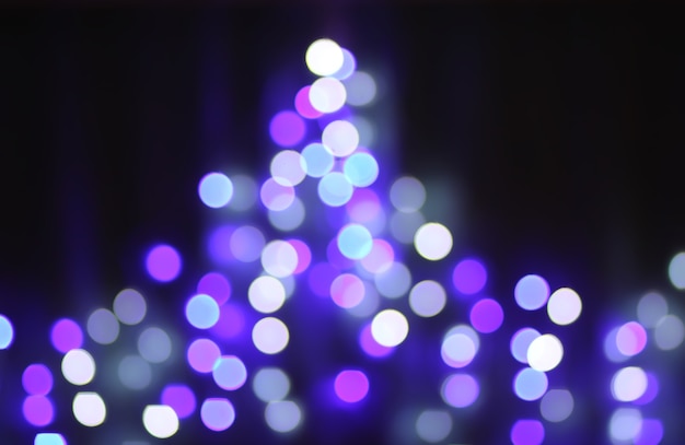Fond flou de festivre de Noël ou de nouvel an avec des lumières colorées de guirlande
