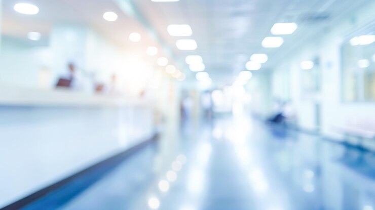 Photo un fond flou d'une station d'infirmières d'hôpital avec du personnel médical au loin
