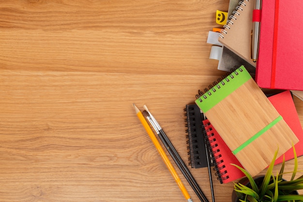 Fond de fournitures scolaires et de bureau.