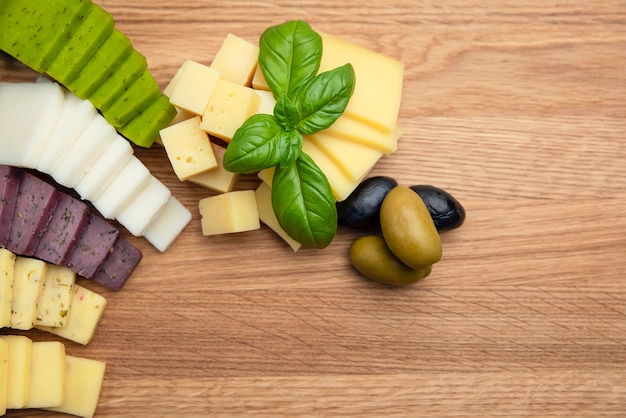 Fond de fromage. Assortiment de différents types de fromages sur un fond en bois. Place pour le texte.