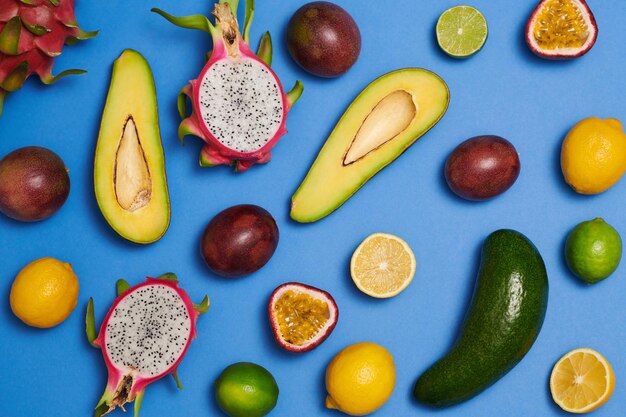 Fond avec des fruits frais coupés