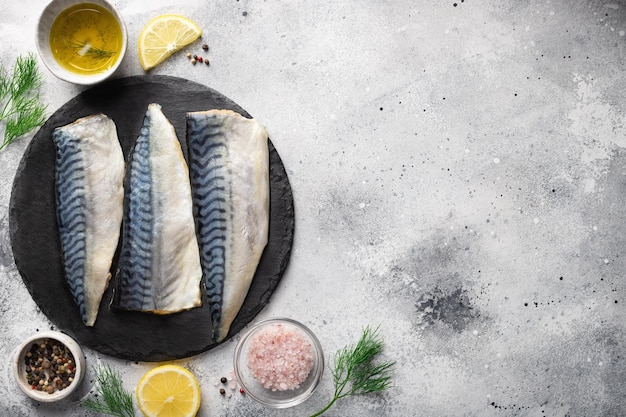 Fond de fruits de mer avec des ingrédients pour la cuisson du maquereau de filet frais cru