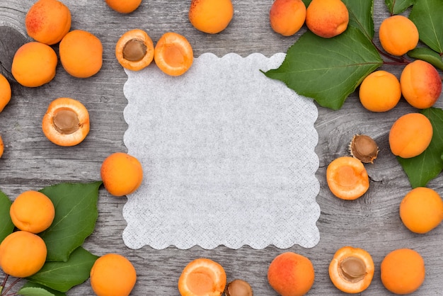 Fond de fruits mûrs d'abricots. espace pour le texte. Vue d'en-haut