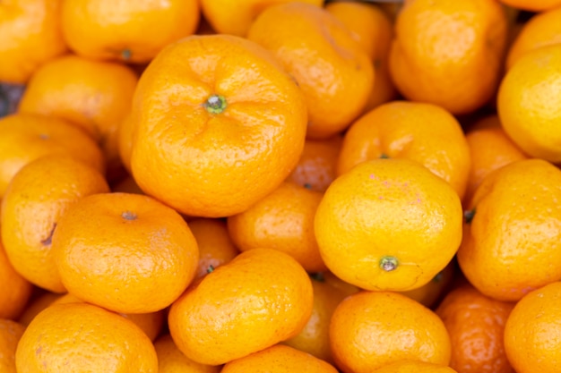 Fond avec des fruits orange au marché