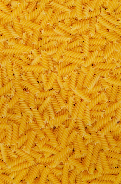 Fond de fusilli de pâtes sèches. Nourriture italienne. Copiez l'espace.