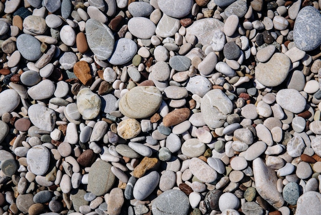 Fond de galets près de la mer. Petites pierres sur le rivage. Espace de copie