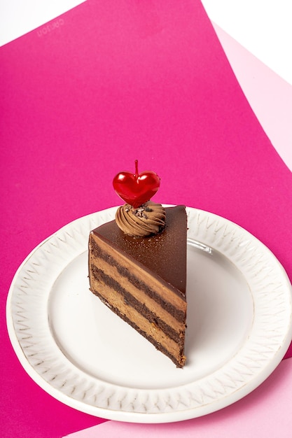 Fond de gâteau au chocolat avec bougie coeur pour la Saint-Valentin