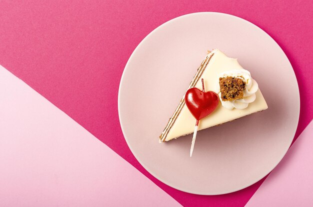 Fond de gâteau aux carottes avec bougie coeur pour la Saint-Valentin