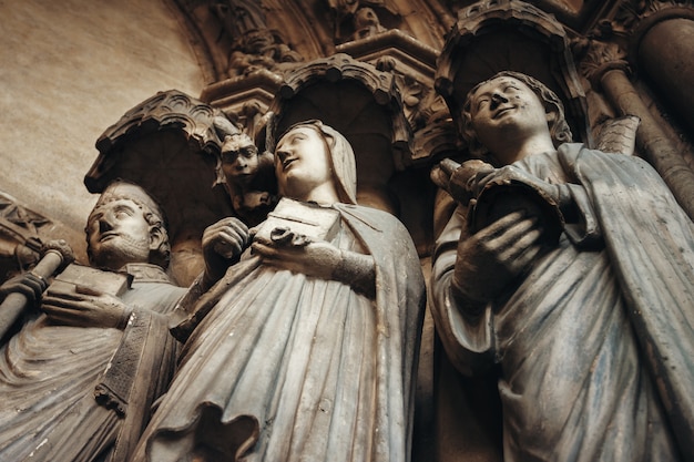 Fond gothique avec anciens saints et chimères