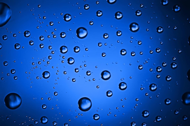 Photo fond de gouttes fraîches verre bleu / fond pluvieux humide, gouttes d'eau verre transparent bleu