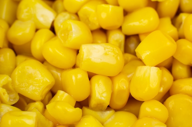 Fond de graines de maïs jaune en conserve. Gros plan, photo macro.