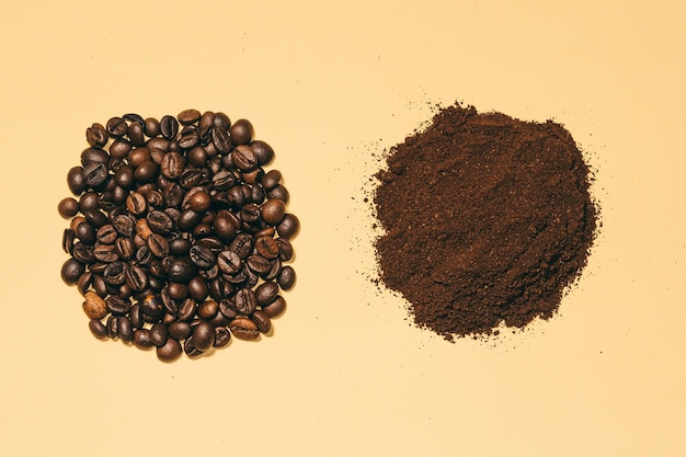 Fond, grains de café, café moulu, deux types de café, comparaison, fond beige