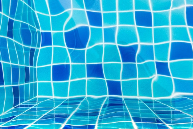 Fond de grille bleue avec texture d'ondulation de l'eau de l'étang d'eau de piscine texturé