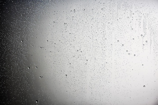 fond gris humide / gouttes de pluie à superposer sur la fenêtre, météo, fond gouttes d'eau pluie sur le verre transparent