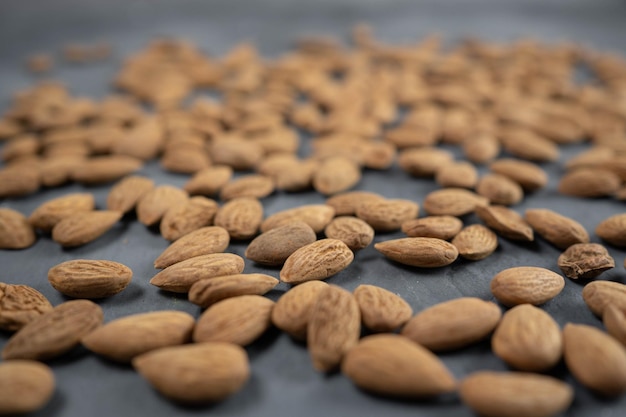 Fond de grosses amandes pelées crues situées arbitrairement. Noix bio.