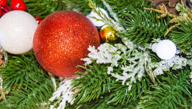 Fond de guirlande de Noël festif avec des ballons, des cônes et des fils électriques.