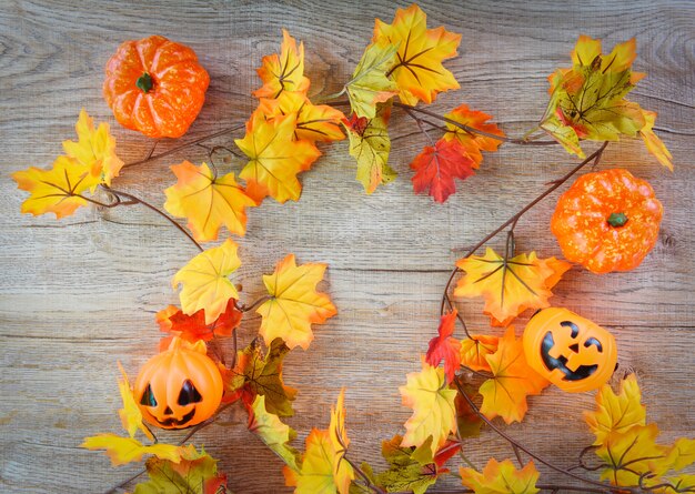 Fond d'Halloween avec automne feuilles sèches sur bois