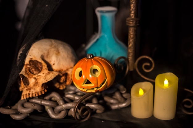 Fond d&#39;Halloween avec beaucoup d&#39;outils de sorcellerie différents